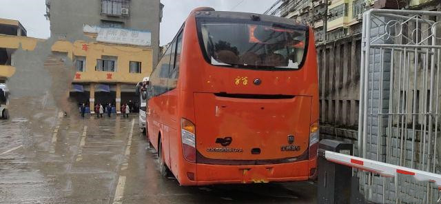 De gebruikte Yutong-Reisbussen ZK6998 gebruikten 39 de Luxebussen van Buses Used Intercity Zetels van de de Diesel Motorbus van Yuchai in het Jaar van 2014