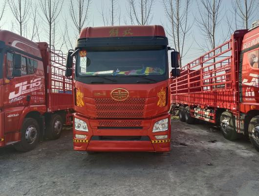 FAW Gebruikte die 8x4 18 Ton Cargo Trucks With 12wheels voor Ladingsgebruik in goede staat wordt gebruikt