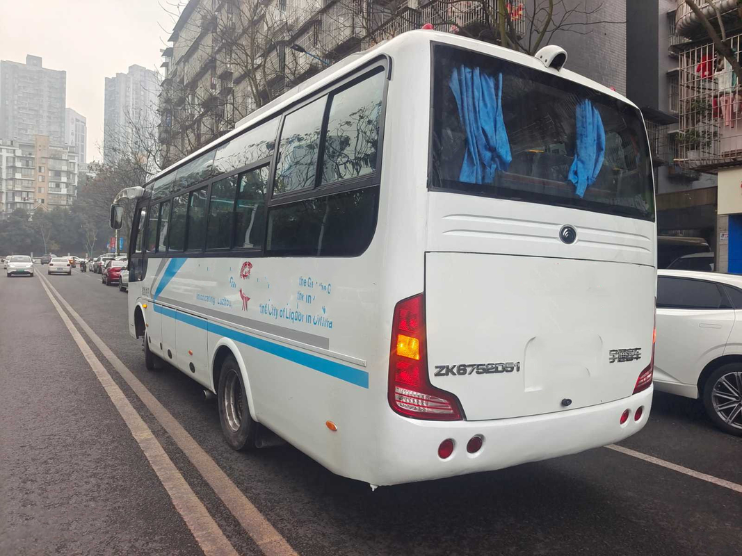 Gebruikt Yutong-Merk ZK6761 in van de Diesel van 2017 de Jaar Gebruikte LHD Bussen Witte Openbare Bus Gebruikte Motor EURO V 29 Zetels van Yuchai