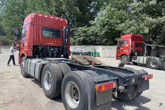 Tweedehands paardenboxaanhangwagen 2021 jaar rode kleur 6 × 4 aandrijfmodus Weichai-motor 460 pk gebruikte FAW-tractorvrachtwagen