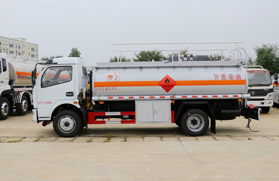 Kleine olietanker 7,6 kubieke 4 * 2 aandrijvingsmodus Dongfeng Nieuwe Truck Single Cab bladveer