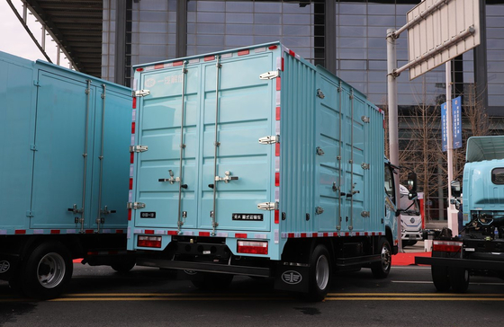 Gebruikte 4x2 vrachtwagen FAW Van Truck CNG motor 150 pk Containerbox 3300mm wielbasis