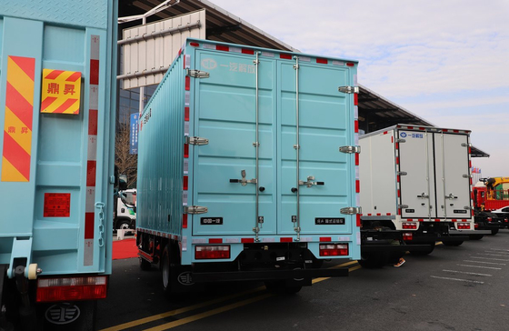 Gebruikte 4x2 vrachtwagen FAW Van Truck CNG motor 150 pk Containerbox 3300mm wielbasis