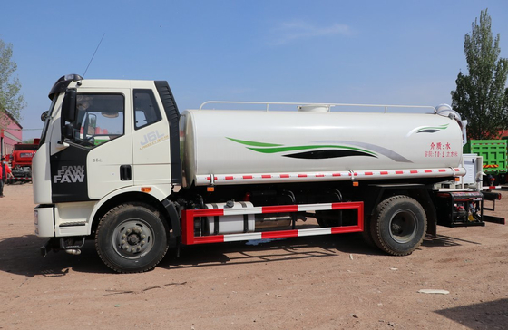 Truck sprinkler 4500mm wielbasis FAW J6L water tank 11000 liter handgeschakelde transmissie