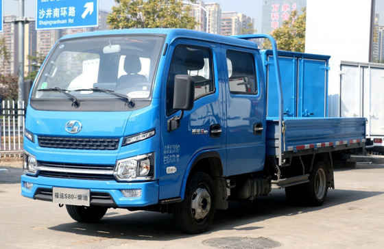 vrachtwagens in Ghana Lichte SAIC vrachtwagen 2 rijen zitplaatsen Flat bed box 2300cc motorcapaciteit
