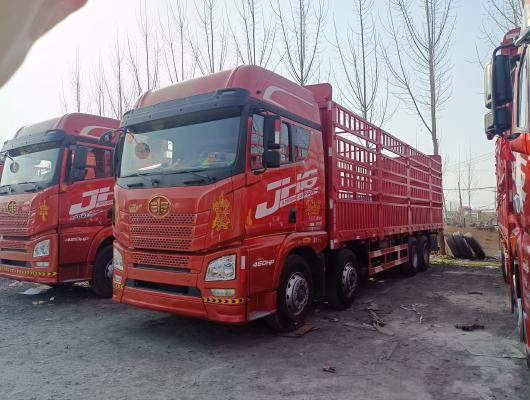 FAW Gebruikte die 8x4 18 Ton Cargo Trucks With 12wheels voor Ladingsgebruik in goede staat wordt gebruikt